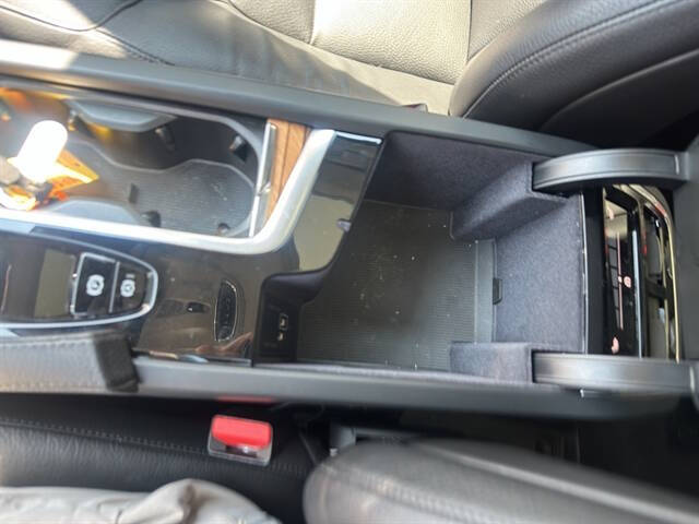 2022 Volvo XC90 T6 Momentum 7-Passenger