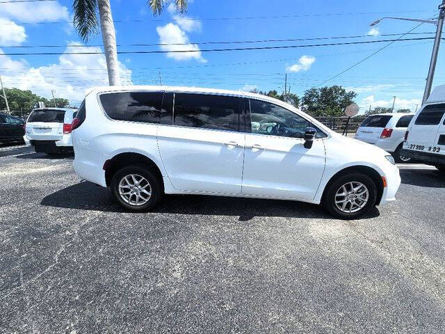 2025 Chrysler Pacifica Select