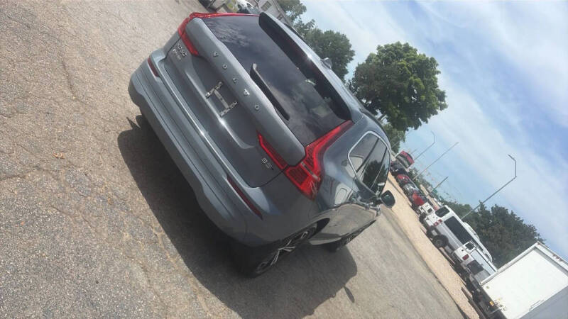 2022 Volvo XC60 B5 Momentum