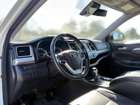 2017 Toyota Highlander SE