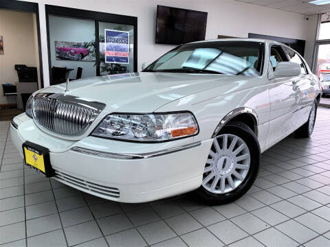 2005 Lincoln Town Car for sale at SAINT CHARLES MOTORCARS in Saint Charles IL