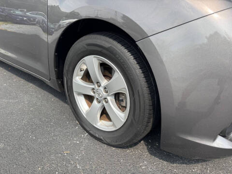 2017 Toyota Sienna LE 8-Passenger