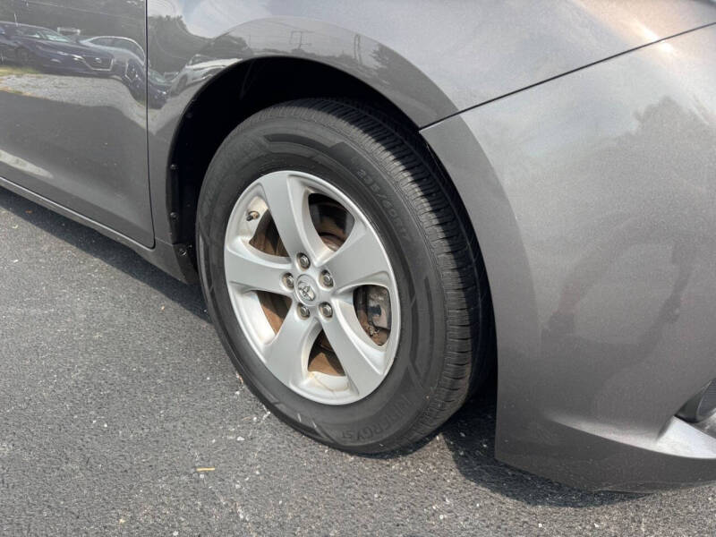 2017 Toyota Sienna LE 8-Passenger