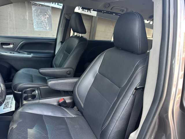 2017 Toyota Sienna SE Premium 8-Passenger