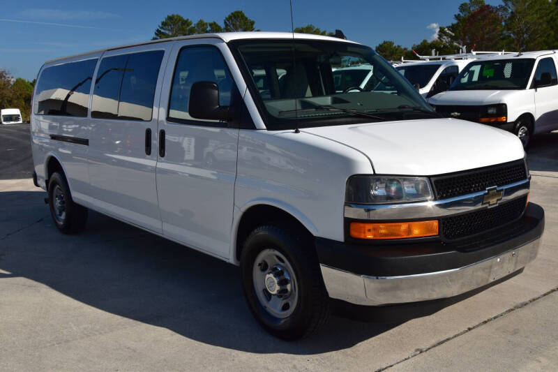 2017 Chevrolet Express Passenger LS's photo