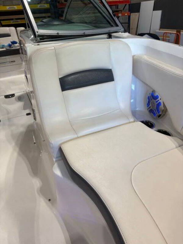 2018 Chaparral 244