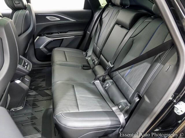 2025 Cadillac LYRIQ Luxury 2