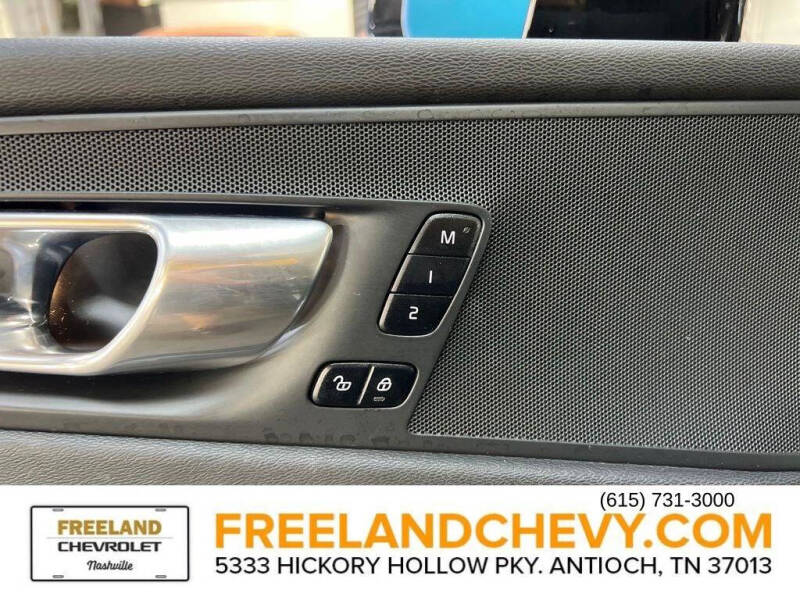 2023 Volvo XC60 B5 Plus Dark Theme