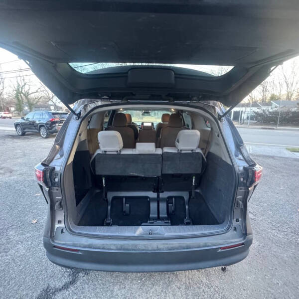 2022 Toyota Sienna LE 8-Passenger