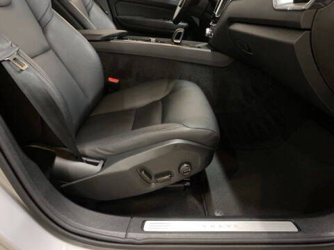 2025 Volvo XC60 B5 Core Dark Theme