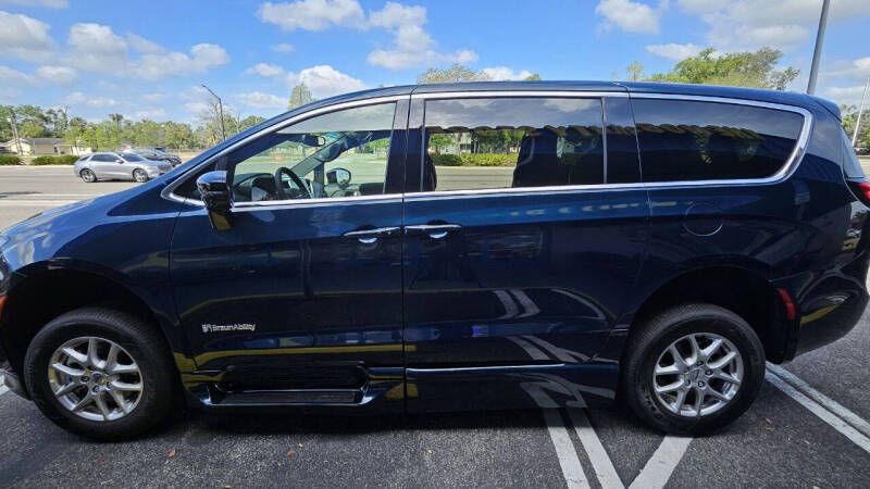 2025 Chrysler Pacifica Select