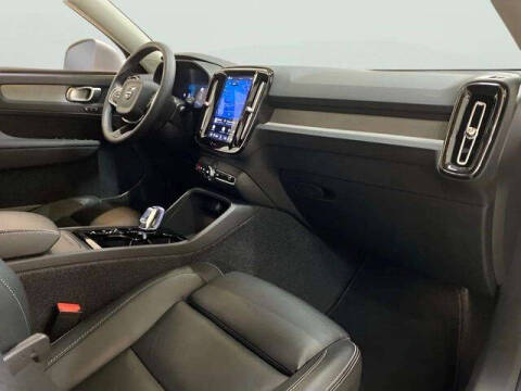 2025 Volvo XC40 B5 Plus Bright Theme
