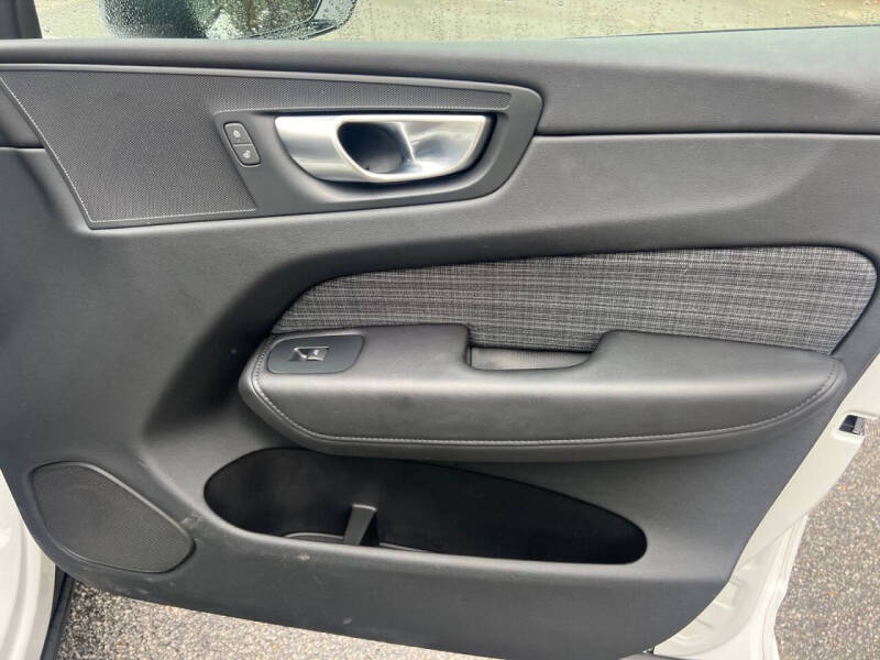 2024 Volvo XC60 B5 Core Dark Theme