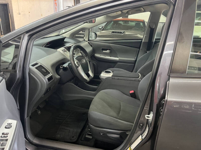 2014 Toyota Prius v Five