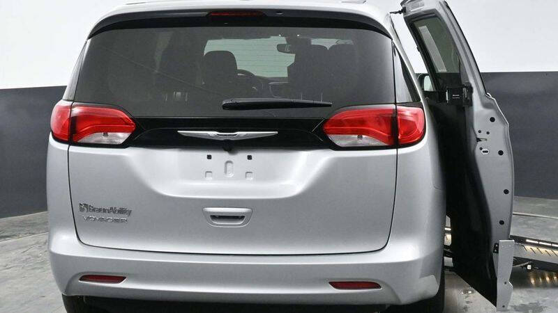 2024 Chrysler Voyager LX