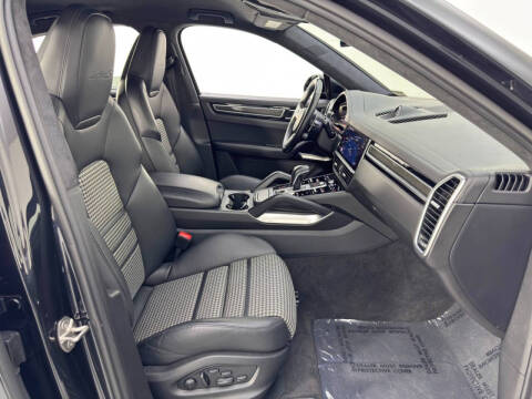 2022 Porsche Cayenne Turbo S E-Hybrid Coupe