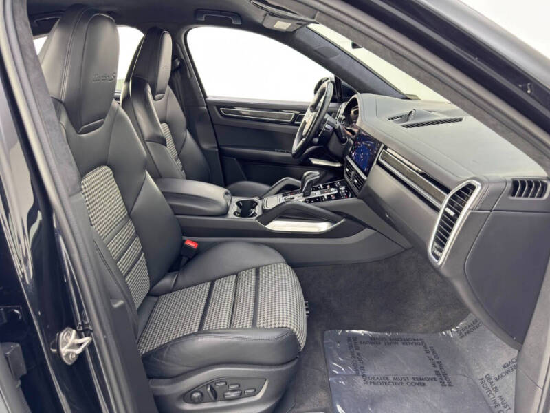 2022 Porsche Cayenne Turbo S E-Hybrid Coupe