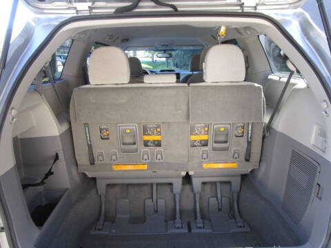 2012 Toyota Sienna LE 8-Passenger