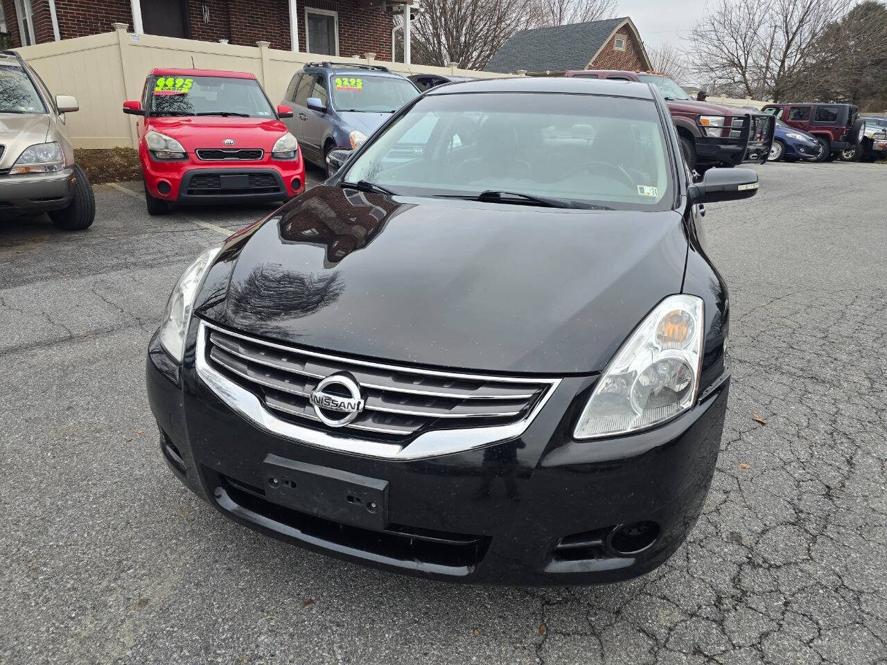 2012 Nissan Altima for sale at QUEENSGATE AUTO SALES in York, PA