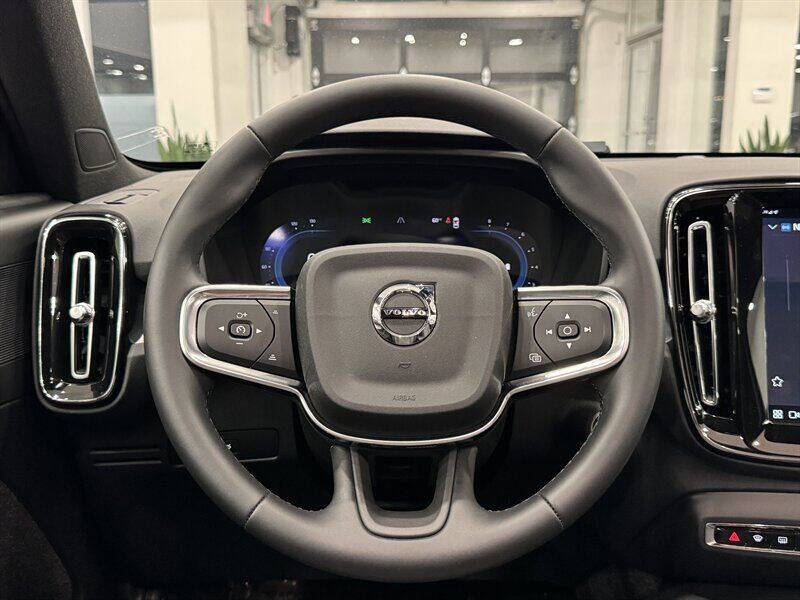 2025 Volvo XC40 B5 Core Bright Theme