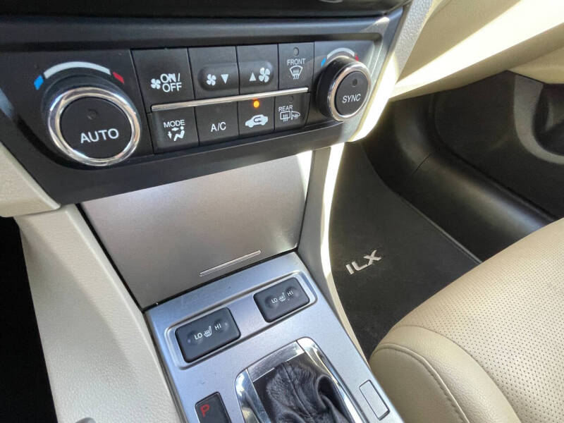 2013 Acura ILX 2.0L w/Tech