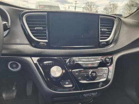 2025 Chrysler Pacifica Select