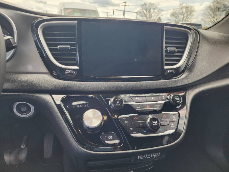 2025 Chrysler Pacifica Select