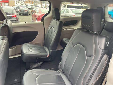 2017 Chrysler Pacifica Touring-L