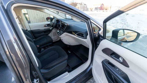 2022 Chrysler Voyager LX