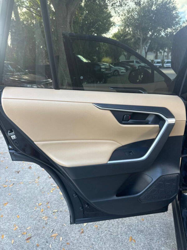 2020 Toyota RAV4 Hybrid LE