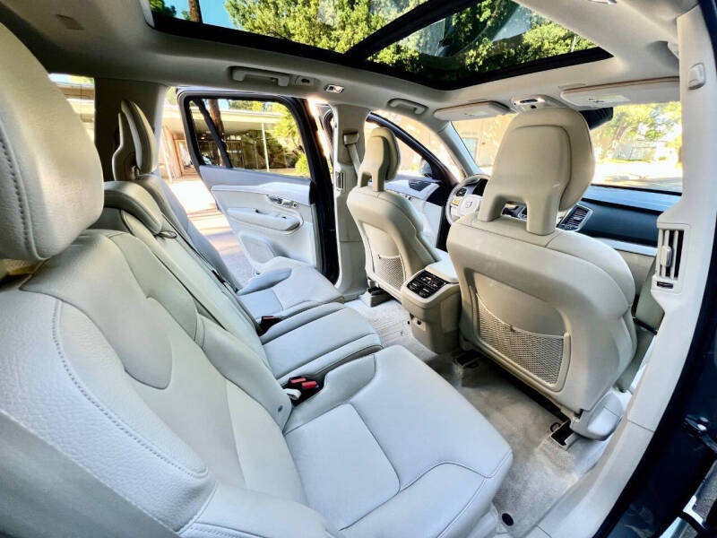 2016 Volvo XC90 T6 Momentum