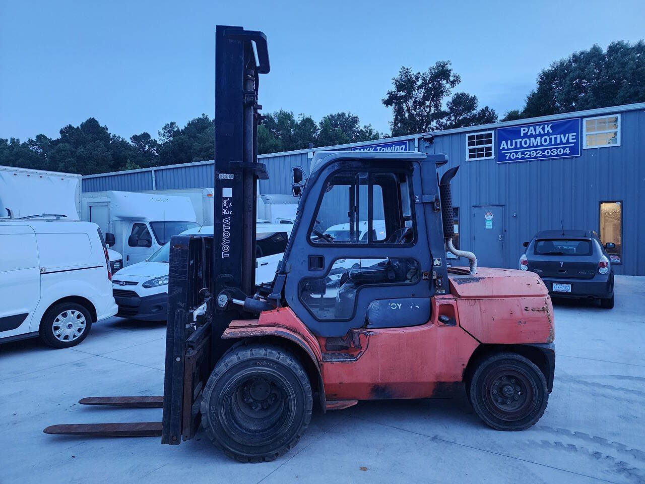 2004 Toyota 7FDAU50 Forklift for sale at PAKK AUTOMOTIVE in Peachland, NC