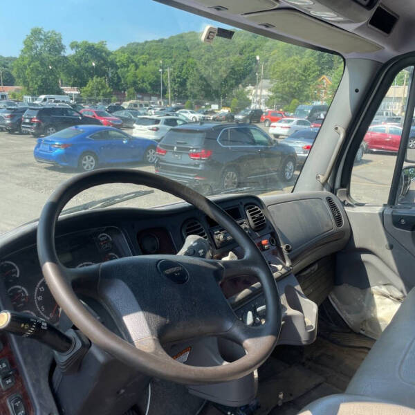 2011 Freightliner M106