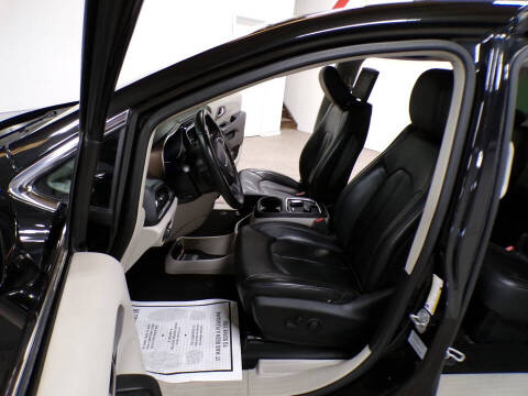 2017 Chrysler Pacifica Touring-L Plus