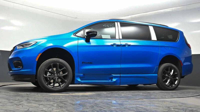 2026 Chrysler Pacifica Select