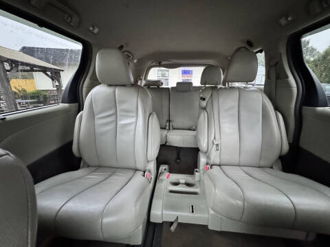 2012 Toyota Sienna XLE 7-Passenger Auto Access Seat