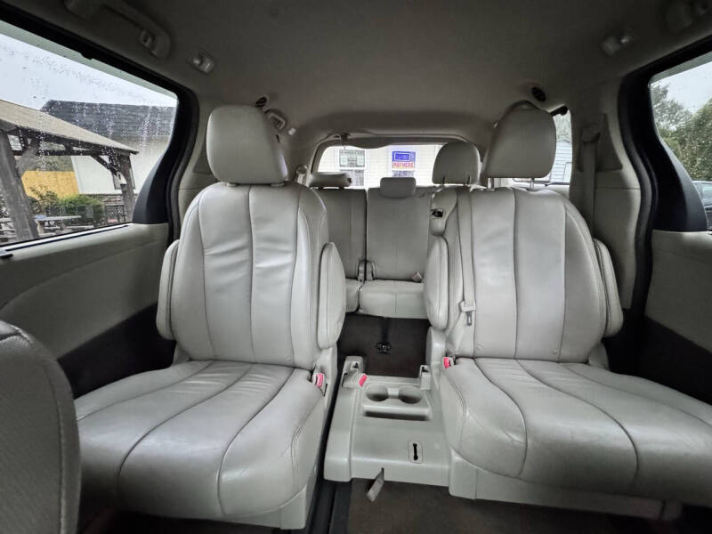 2012 Toyota Sienna XLE 7-Passenger Auto Access Seat
