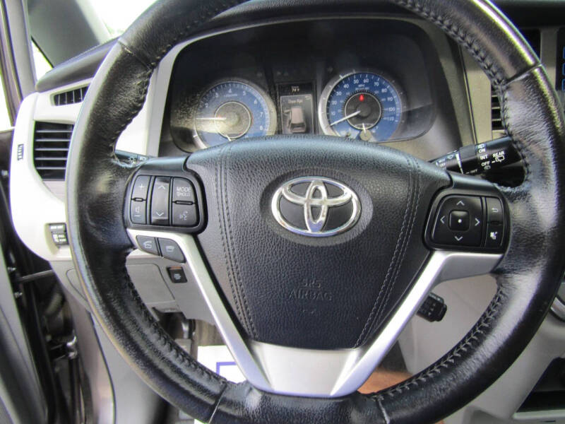 2015 Toyota Sienna XLE 7-Passenger Auto Access Seat