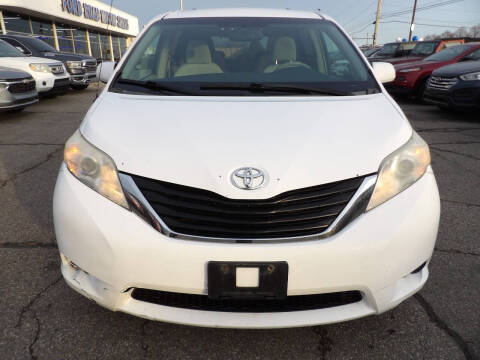 2012 Toyota Sienna LE 7-Passenger