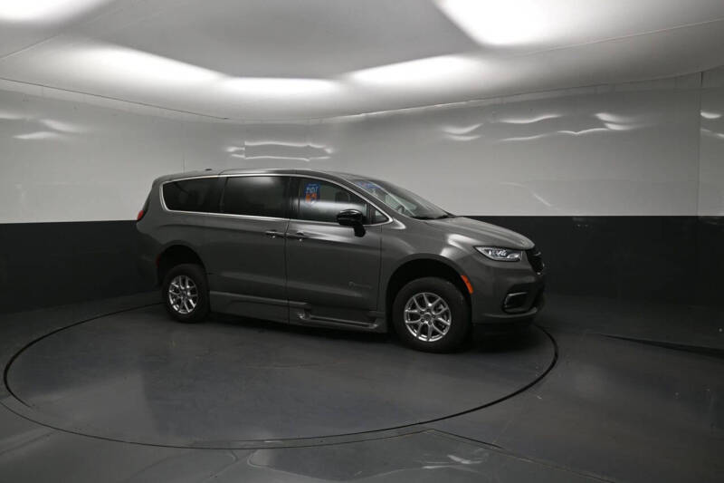 2025 Chrysler Pacifica Select