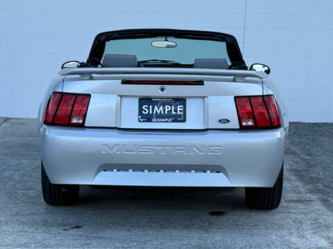 2003 Ford Mustang Deluxe