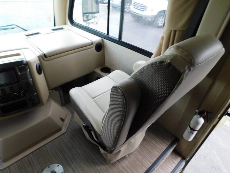 2017 Thor Motor Coach Axis