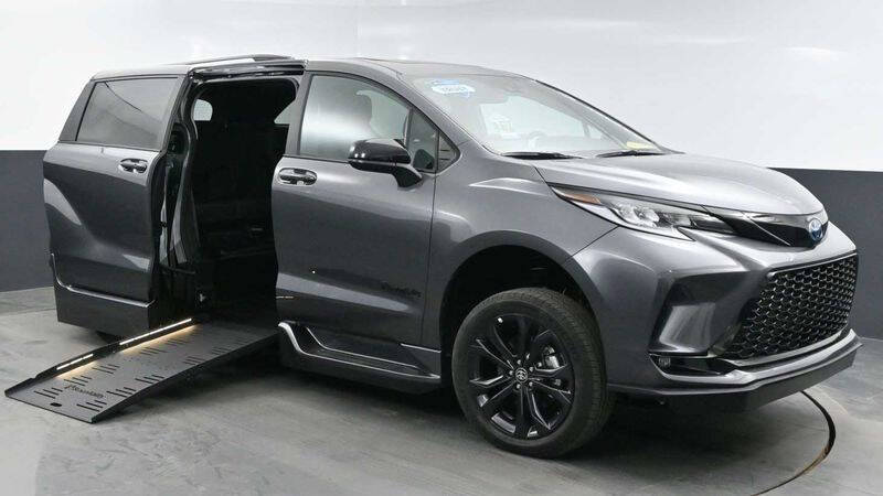 2025 Toyota Sienna XSE's photo