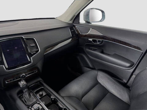 2016 Volvo XC90 T6 Momentum