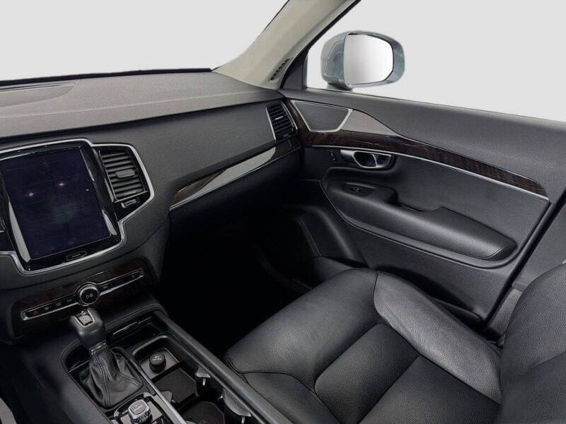 2016 Volvo XC90 T6 Momentum