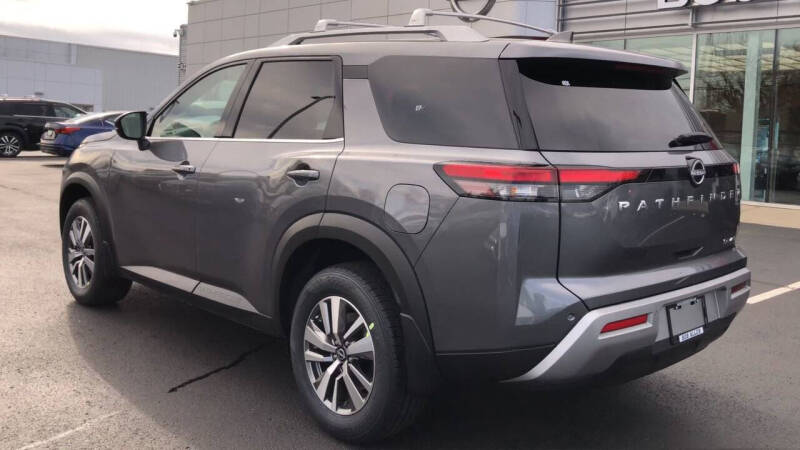 2025 Nissan Pathfinder SL