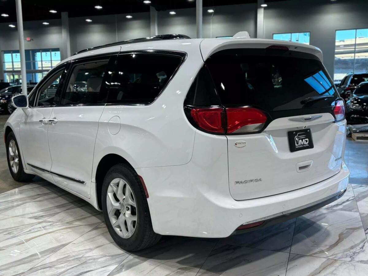 2020 Chrysler Pacifica for sale at IMD MOTORS, INC in Dallas, TX