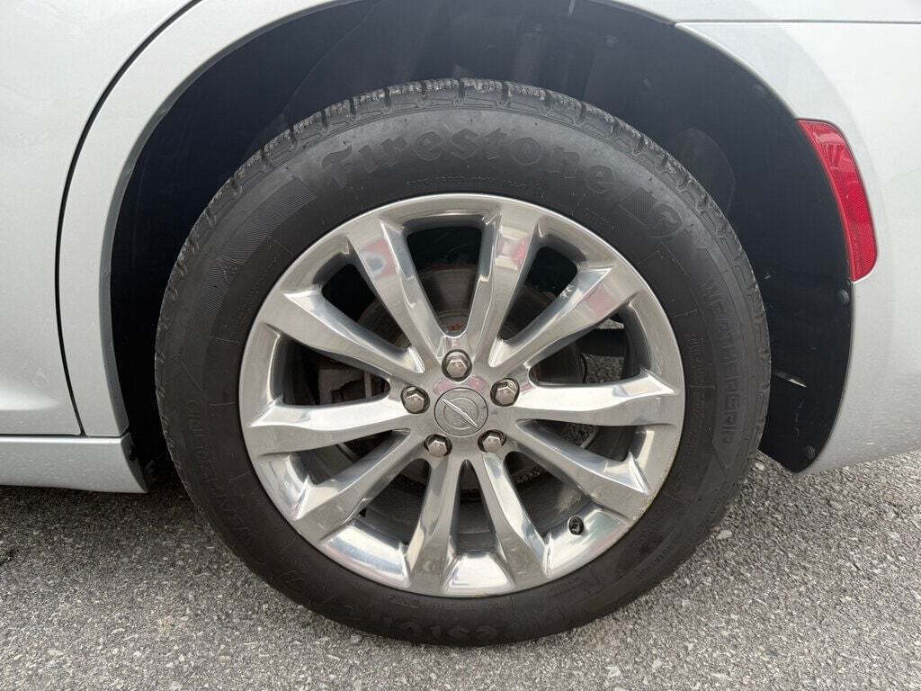 2019 Chrysler 300 11
