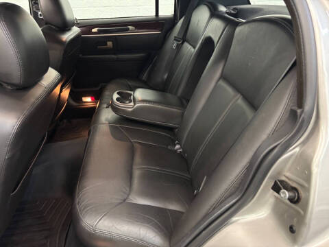 2006 Lincoln Town Car Signature Limited