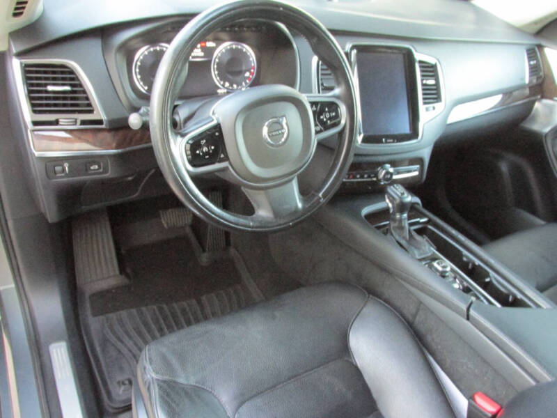 2016 Volvo XC90 T6 Momentum